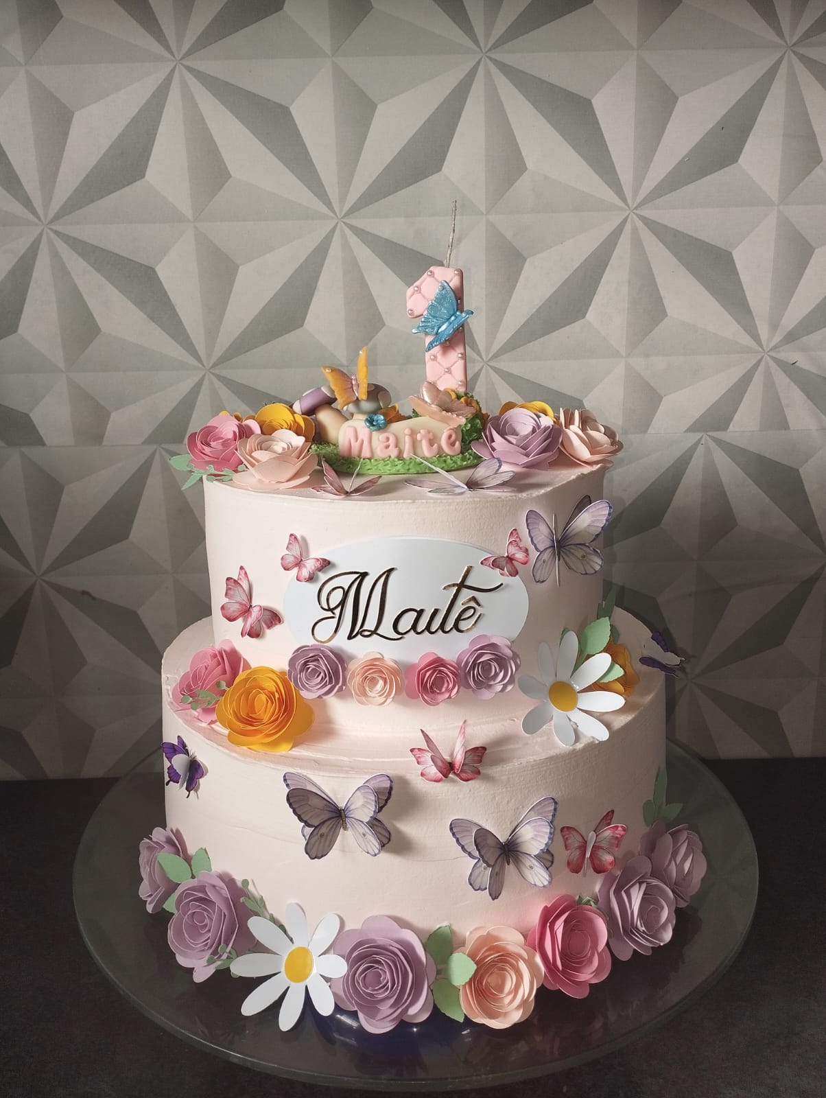 Imagem de um bolo decorado para festas