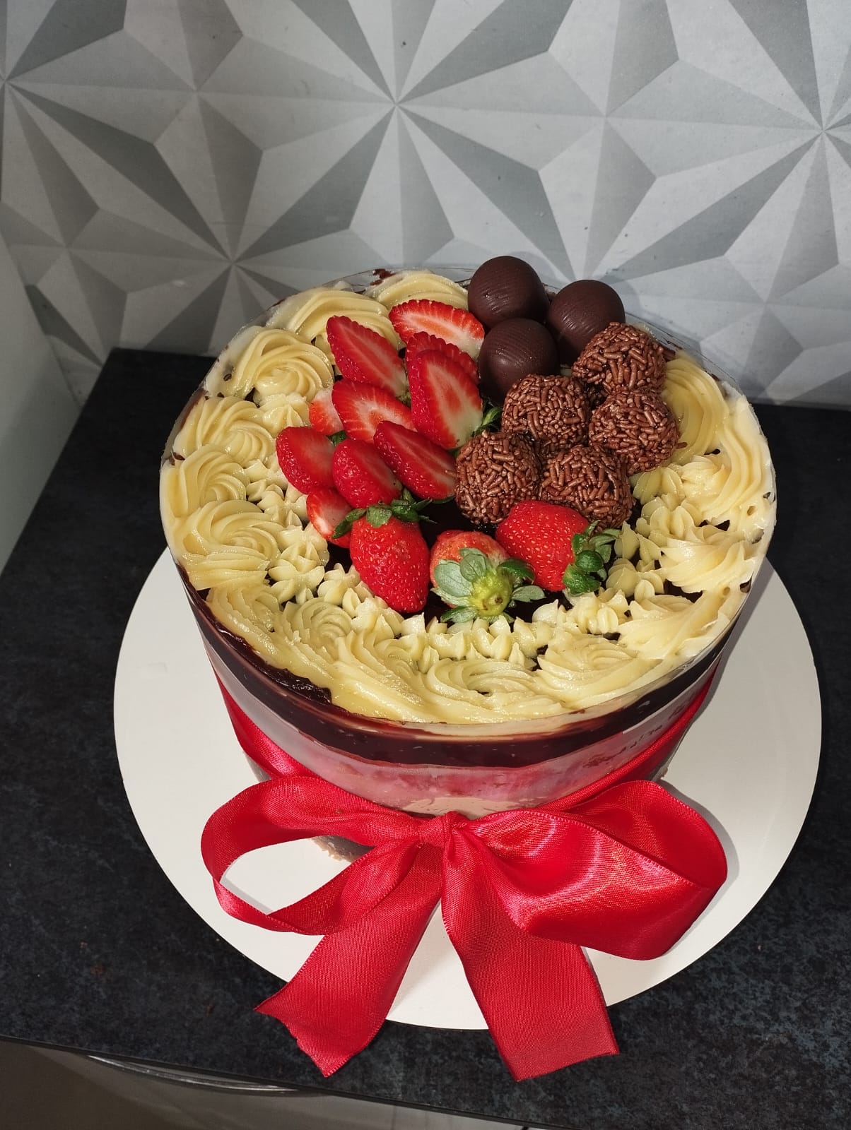 Imagem de um bolo decorado para festas