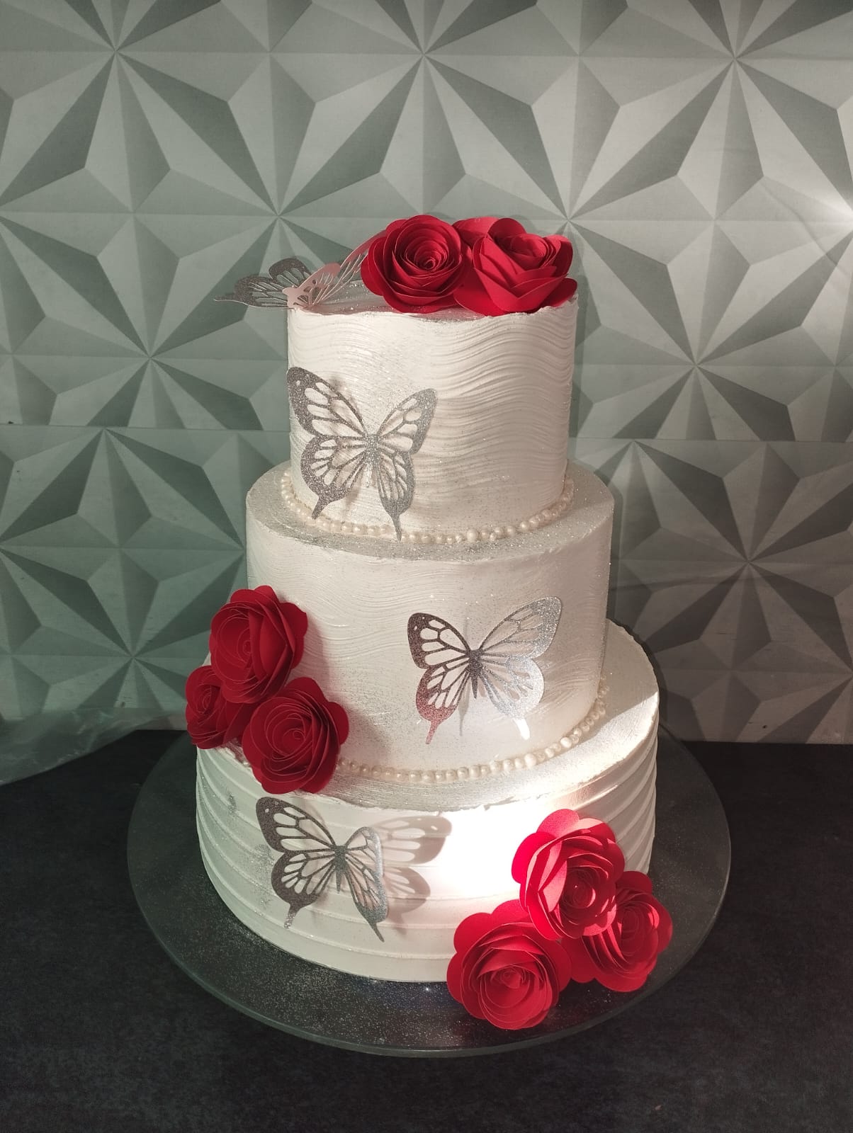 Imagem de um bolo decorado para festas