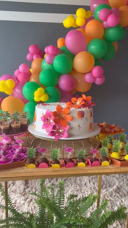 Imagem de um bolo decorado para festas