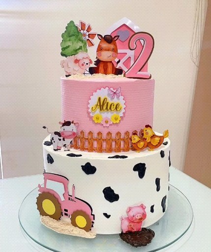 Imagem de um bolo decorado para festas